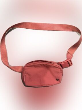 Lululemon cross body bag - like new!